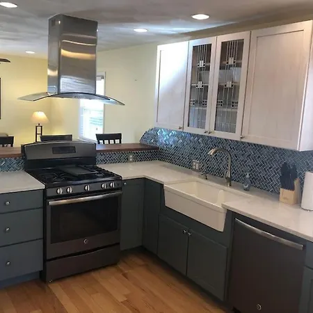 Entire Apartment Close To Downtown - 2 Queen Beds